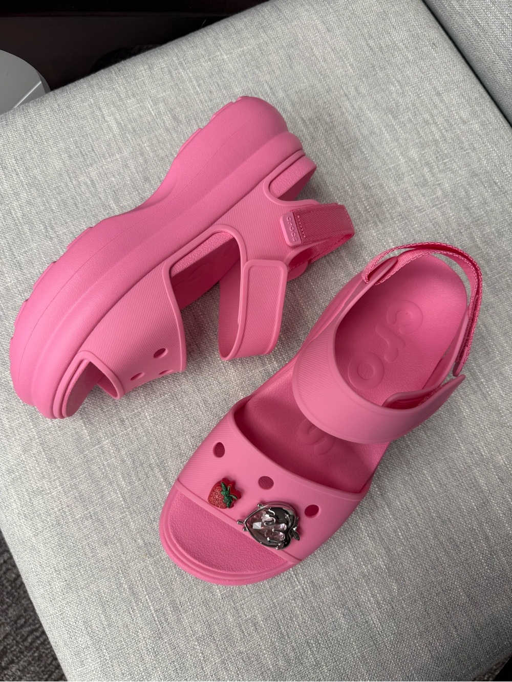 NWOT Crocs Soho Y-Strap Sandal Pink Lemonade Size Women's 7 with 2 free jibbitz